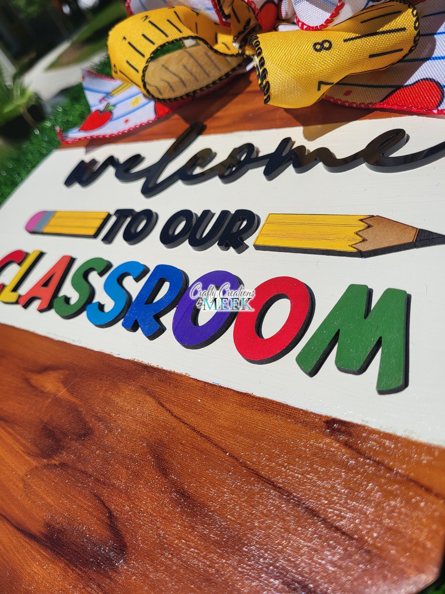 Welcome Classroom Door Sign – Colorful Teacher Back-to-School Décor with Pencil & Apple Bow